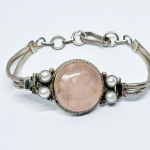 Silver bracelet with pearls and rose quartz