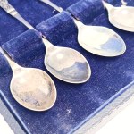 Set di cucchiaini con motivo del monaco, placcati in argento, in cofanetto