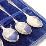 Set di cucchiaini con motivo del monaco, placcati in argento, in cofanetto