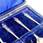 Set di cucchiaini con motivo del monaco, placcati in argento, in cofanetto