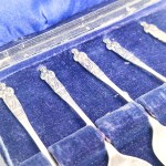 Set di cucchiaini con motivo del monaco, placcati in argento, in cofanetto