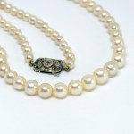 Collana in oro in stile Belle Époque con perle Akoya, diamanti da 0,06 carati e un rubino