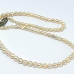 Collana in oro in stile Belle Époque con perle Akoya, diamanti da 0,06 carati e un rubino