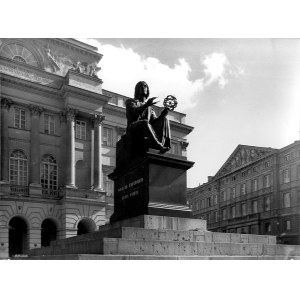 Tadeusz Maciejko: Warsaw, the Nicolaus Copernicus monument in front of Staszic Palace, 197-