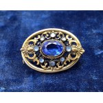 A timeless brooch with faceted emerald-colored glass stones—Vintage from the 1970s