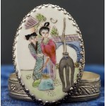 A small oval box for small items, made of metal and hand-decorated ceramic in the chinoiserie style—second half of the 20th century.