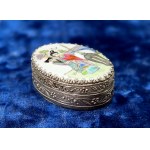 A small oval box for small items, made of metal and hand-decorated ceramic in the chinoiserie style—second half of the 20th century.
