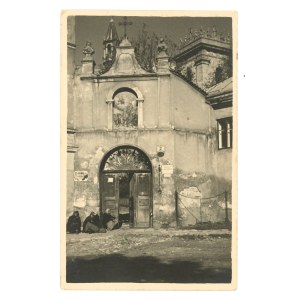 Lviv - At the entrance to the Benedictine monastery (495)