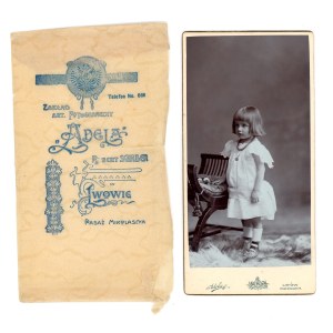 Leopoli - Foto di Adela. Ragazzina con i coralli. Foto in studio (780)