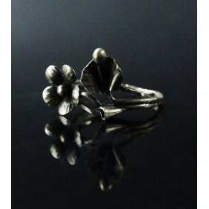 Ring with a floral motif, marked T.H. (175)