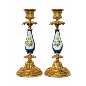 Ein Paar Kerzenleuchter im Sevres-Stil aus vergoldeter Bronze und Porzellan, Ende des 19. Jahrhunderts