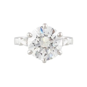 Contemporary solitaire ring