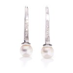 Earrings with pearls and diamonds from the 20th/21st century
