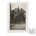 Second Polish Republic: Photograph of Soldiers Next to a wz.28 Armored Car, 15th Poznań Uhlan Regiment(?) - Armored Vehicles, Cavalry, Armored Car