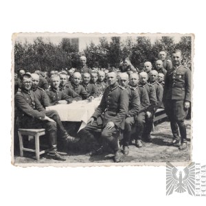 II RP Fotografia Grupowa Żołnierzy Wojska Polskiego Podczas Bankietu - Odznaka 26 Pułk Artylerii Lekkiej - Skierniewice