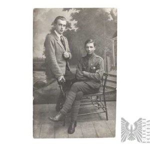 II RP Fotografia Studyjna Żołnierza Wojska Polskiego z Kolegą - Kowel 1922 Krzyż Harcerski Harcerstwo