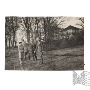 II RP Fotografia Żołnierzy Wojska Polskiego Obok Dworku