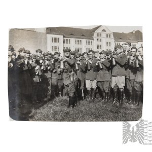 II RP Fotografia Żołnierzy Wojska Polskiego Podczas Szkolenia Używania Masek Przeciwgazowych - Szabla, Rogatywki, Maski, Puszki Na Maski Przeciwgazowe