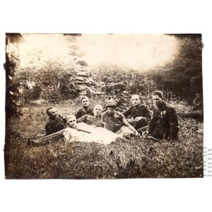 II RP Fotografia Żołnierzy Wojska Polskiego Podczas Odpoczynku - Virtuti Militari, Krzyż Walecznych