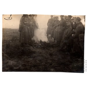 II RP Fotografia Oficerów Wojska Polskiego Przy Ognisku