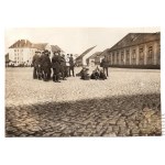 Second Polish Republic: Photograph of Polish Army Soldiers in the Market Square (?) with an MG08 Machine Gun — Toruń Barracks (?)