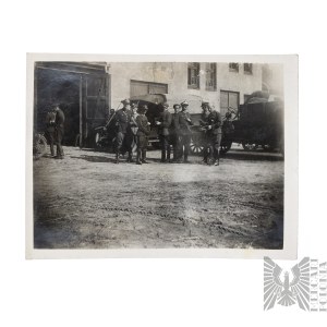 II RP Fotografia Żołnierzy i Oficerów Przy Ciężarówkach