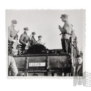 PRL/LWP: Photograph of Soldiers of the Polish People's Army at a Funeral
