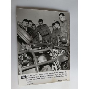 PHOTO DE LA RÉPUBLIQUE POPULAIRE DE POLOGNE : L'ARMÉE POLONAISE SE FAMILIARISE AVEC LA CONSTRUCTION D'UN CHAR DE COMBAT, PHOTO DE KACZOREK