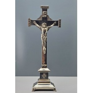 Ancien crucifix nickelé avec une statue de Jésus sur un socle décoratif - France, première moitié du XXe siècle.
