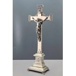 Ancien crucifix nickelé avec une statue de Jésus sur un socle décoratif - France, première moitié du XXe siècle.