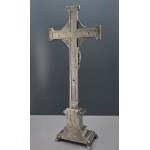 Ancien crucifix nickelé avec une statue de Jésus sur un socle décoratif - France, première moitié du XXe siècle.