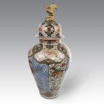 Large Imari vase made of polychrome Japanese porcelain from the Genroku period