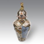 Large Imari vase made of polychrome Japanese porcelain from the Genroku period