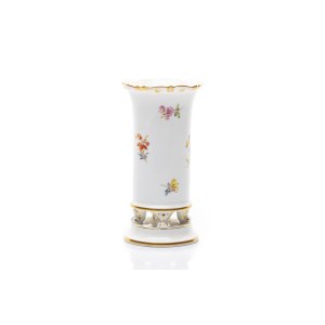 PORCELAIN FOOTED VASE WITH FLOWERS | STAATLICHE PORZELLAN-MANUFAKTUR MEISSEN (MEISSEN, GERMANY)