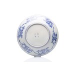 LARGE PORCELAIN PLATE WITH DRAGON "SUSANCAI / FAHUA" | CHINA (LATE QING / REPUBLIC) OR JAPAN (KUTANI / AWAJI)