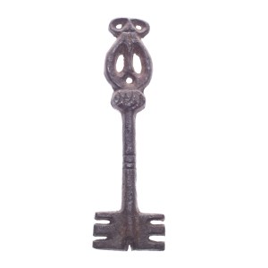 MONUMENTAL FORGED CASTLE / GATE KEY WITH PIERCED BOW | GUILD / ARTISTIC LOCKSMITH (CENTRAL EUROPEAN PROVENANCE)