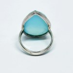 Silberring mit einem tropfenförmigen blauen Chalcedon