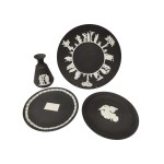 Set of 5 black Wedgwood plates