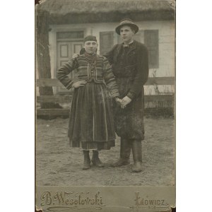 [fotografia tekturkowa] Łowicz, B. Wesołowski. Chłopska para w strojach regionalnych [po 1907]