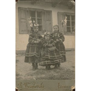 [photographie sur carton] Łowicz, B. Wesołowski. Trois fillettes en costumes régionaux [après 1907]