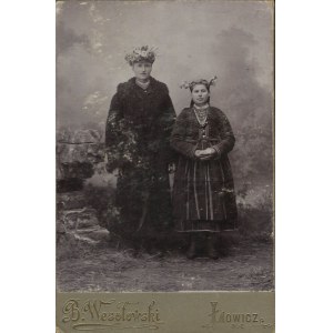 [photographie sur carton] Łowicz, B. Wesołowski. Un couple en costumes régionaux [après 1907]