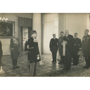 [fotografia] Wręczenie Maurice'owi Gamelinowi, francuskiemu generałowi, Wielkiej Wstęgi Orderu Odrodzenia Polski przez prezydenta Ignacego Mościckiego [16 sierpnia 1936]
