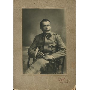 [fotografie na kartonu] Rzeszów, E. Janusz. Mladý Polák v uniformě rakousko-uherské armády [1916]