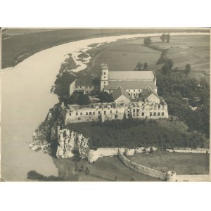 [photo] Tyniec. Ruines du château (abbaye bénédictine de Tyniec). Photo : Section photographique du 2e régiment d'aviation [vers 1925]