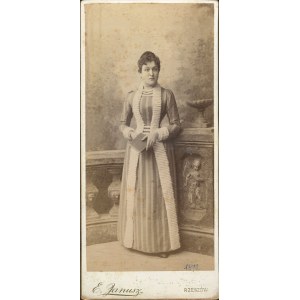 [photographie sur carton] Rzeszów, E. Janusz. Femme avec un livre [1892]