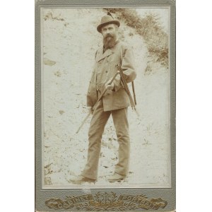 [fotografia su cartoncino] Cacciatore con l'arma