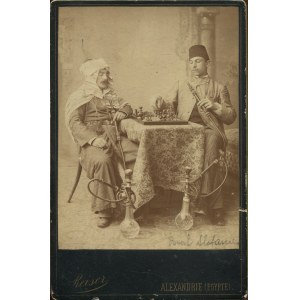 [fotografia tekturkowa] Aleksandria (Egipt), Reiser. Dwóch mężczyzn przy partii szachów