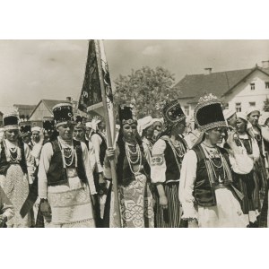 [fotografia] Kurpie, fot. Henryk Poddębski. Procesja