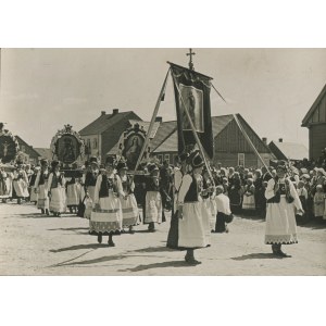 [photo] Kurpie, photo de Henryk Poddębski. Procession