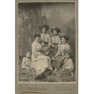 [photographie sur carton] Radom, J. Grodzicki. Portrait de groupe représentant une femme et six jeunes filles [vers 1900]